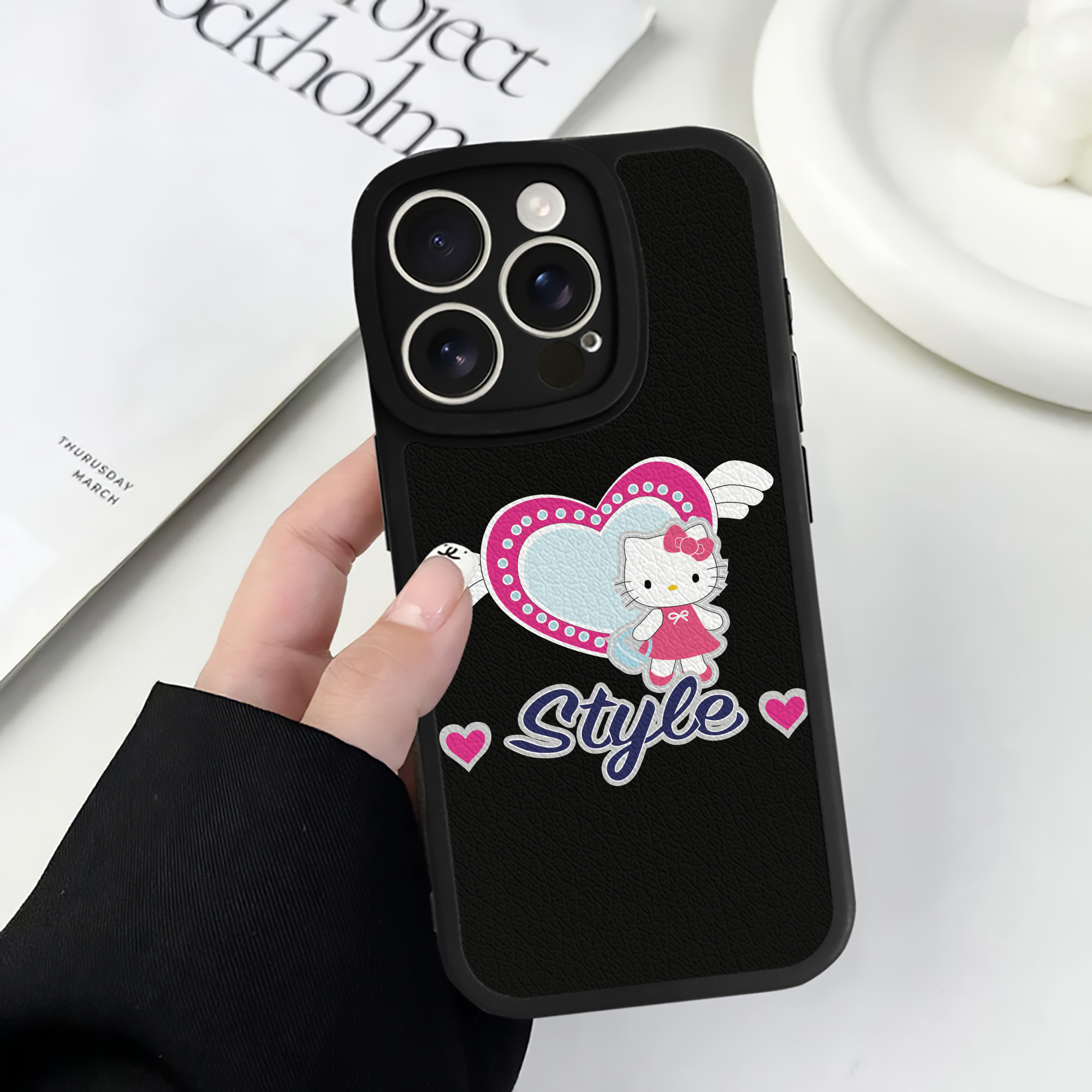 （画像用） Hello Kitty ハローキティ 【iPhone 16シリーズ対応】シリコンスマホケース（レザー調） 材質：シリコン